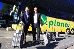 v.l.: Wirtschaftslandesrat Christian Buchmann und Planai-Geschäftsführer Georg Bliem vor dem neuesten Mitglied der Planai Busflotte. © Katharina Wassler v.l.: Wirtschaftslandesrat Christian Buchmann und Planai-Geschäftsführer Georg Bliem vor dem neuesten Mitglied der Planai Busflotte.