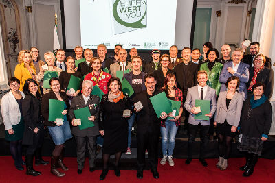 Gruppenfoto mit allen bei der Verleihung anwesenden Preisträgern