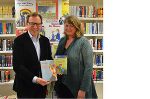 LR Christian Buchmann und Katharina Kocher-Lichem, Leiterin der Bibliothek, präsentierten gemeinsam den Jahresschwerpunkt der Landesbibliothek © Foto: Stmk. Landesbibliothek; bei Quellenangabe honorarfrei