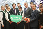 v.l.: Wirtschaftslandesrat Dr. Christian Buchmann, Vizekanzler Dr. Reinhold Mitterlehner und STG-Geschäftsführer Erich Neuhold mit Schülern der Tourismus- und Berufsschulen Bad Gleichenberg. © Österreich Werbung / Mario Firyn v.l.: Wirtschaftslandesrat Dr. Christian Buchmann, Vizekanzler Dr. Reinhold Mitterlehner und STG-Geschäftsführer Erich Neuhold mit Schülern der Tourismus- und Berufsschulen Bad Gleichenberg.