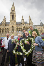 v.l.: Chocolatier Josef Zotter, BP Dr. Heinz Fischer, BGM Dr. Michael Häupl, Stmk. Tourismus GF Erich Neuhold, LH Hermann Schützenhöfer, LR Dr. Christian Buchmann und Staatssekretärin Mag. Sonja Steßl. © Steiermark Tourismus / Jürgen Hammerschmid