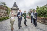 v.l.: Mag. Katharina Krenn (Leiterin Abteilung Schloss Trautenfels für das Segment kulturelle Ausflugsziele vom Universalmuseum Joanneum), LR Dr. Christian Buchmann (mit Uhrturm), Ulrike Retter (Hotel Retter für Kultur-Urlaubspackages in der Hotellerie im Rahmen der Styrian Summer Art in Pöllau), Chocolatier Josef Zotter (für kulinarische Ausflugsziele), Erich Neuhold (GF Steiermark Tourismus mit dem Freilichtmuseum Stübing).