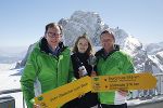 v.l.: LR Dr. Christian Buchmann, Weinkönigin Johanna II und Erich Neuhold (GF Steiermark Tourismus) am Dachstein-Gletscher. © Steiermark Tourismus/Herbert Raffalt v.l.: LR Dr. Christian Buchmann, Weinkönigin Johanna II und Erich Neuhold (GF Steiermark Tourismus) am Dachstein-Gletscher.