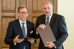 Kulturlandesrat Dr. Christian Buchmann (l.) mit dem Breslauer Bürgermeister Rafał Dutkiewicz. © Maciej Kulczynski Kulturlandesrat Dr. Christian Buchmann (l.) mit dem Breslauer Bürgermeister Rafał Dutkiewicz.