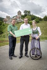 v.l.: Erich Neuhold (GF Steiermark Tourismus), Christian Buchmann (Wirtschaftslandesrat), Weinkönigin Johanna II. © Steiermark Tourismus/Erwin Scheriau