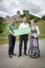 v.l.: Erich Neuhold (GF Steiermark Tourismus), Christian Buchmann (Wirtschaftslandesrat), Weinkönigin Johanna II.