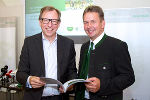 Landesrat Dr. Christian Buchmann und LWK-Präsident Ök.-Rat Franz Titschenbacher präsentierten die Details zur Freizeit-Polizze des Landes Steiermark. © Land Steiermark/ Braunegger