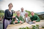 v.l.: Wirtschaftslandesrat Dr. Christian Buchmann, Steiermark Tourismus-GF Erich Neuhold, Werner Luttenberger und Stefan Potzinger (beide Wein Steiermark) und Weinkönigin Johanna II beherzen den steirischen Wein.