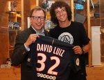 Landesrat Christian Buchmann mit PSG-Star David Luiz. © Martin Simonlehner