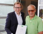Wirtschaftslandesrat Dr. Christian Buchmann verlieh Hans Gröbelbauer das Steiermark-Herz in Silber. © Land Steiermark/Poleschinski