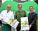 v.l.: Chefkoch Willi Haider, Landesrat Christian Buchmann und Steiermark Tourismus-Geschäftsführer Erich Neuhold gratulieren zu 165 x Genuss zwischen Gletscher und Wein. © Steiermark Tourismus/Oberländer v.l.: Chefkoch Willi Haider, Landesrat Christian Buchmann und Steiermark Tourismus-Geschäftsführer Erich Neuhold gratulieren zu 165 x Genuss zwischen Gletscher und Wein.