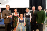 v.l.: Landesrat Dr. Christian Buchmann, Gastronomie-Obfrau Barbara Krenn, Tourismus-Spartenobmann Franz Perhab und Hotellerie-Obmann Johann Spreitzhofer gemeinsam mit zwei Preisträgerinnen.