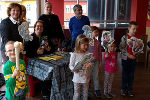 …oder mit Kinderbuchautorin Karin Ammerer (sitzend) und dem Gespenst Gruseli in Kapfenberg – für alle „Bücherheldinnen“ und „Bücherhelden“ war bei den Lesefesten der steirischen Bibliotheken etwas dabei. © Gernot Walter …oder mit Kinderbuchautorin Karin Ammerer (sitzend) und dem Gespenst Gruseli in Kapfenberg – für alle „Bücherheldinnen“ und „Bücherhelden“ war bei den Lesefesten der steirischen Bibliotheken etwas dabei. © Gernot Walter