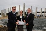 v.l.: Wirtschaftslandesrat Dr. Christian Buchmann, Martina Fuchshofer und Hannes Fuchshofer. © Fuchshofer/Wolf v.l.: Wirtschaftslandesrat Dr. Christian Buchmann, Martina Fuchshofer und Hannes Fuchshofer.