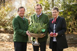 v.l.: Erich Neuhold (GF Steiermark Tourismus), LR Dr. Christian Buchmann, Gerti Krobath (Leiterin der TSM®-Gesundheitsoase, Heiltherme Bad Waltersdorf). © Steiermark Tourismus/Bernahrd Loder v.l.: Erich Neuhold (GF Steiermark Tourismus), LR Dr. Christian Buchmann, Gerti Krobath (Leiterin der TSM®-Gesundheitsoase, Heiltherme Bad Waltersdorf).