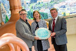 v.l.: Eberhard Schrempf (Creative Industries Styria GmbH), Wirtschaftslandesrätin Barbara Eibinger-Miedl und Josef Rieberer (GF Brauerei Murau). © CIS/Regine Schöttl v.l.: Eberhard Schrempf (Creative Industries Styria GmbH), Wirtschaftslandesrätin Barbara Eibinger-Miedl und Josef Rieberer (GF Brauerei Murau).