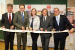 v.l.: Univ.-Prof. Dr. Dr. Harald Kainz (Rektor der Technischen Universität Graz), Dr. Harald Mahrer (Staatssekretär im Bundesministerium für Wissenschaft, Forschung und Wirtschaft), MMag. Barbara Eibinger-Miedl (Wirtschaftslandesrätin), Univ.-Prof. Dr. Johannes Khinast (Scientific Director RCPE GmbH), Dr. Thomas Klein (Business Director RCPE GmbH). © RCPE v.l.: Univ.-Prof. Dr. Dr. Harald Kainz (Rektor der Technischen Universität Graz), Dr. Harald Mahrer (Staatssekretär im Bundesministerium für Wissenschaft, Forschung und Wirtschaft), MMag. Barbara Eibinger-Miedl (Wirtschaftslandesrätin), Univ.-Prof. Dr. Johannes Khinast (Scientific Director RCPE GmbH), Dr. Thomas Klein (Business Director RCPE GmbH).
