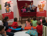 LRin Lackner startete die "Lies-was-Wochen" mit einer Vorlesestunde für Kinder eines Grazer Kindergartens