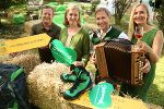 v.l.n.r.: Erich Neuhold (GF Steiermark Tourismus), MMag. Barbara Eibinger-Miedl (Tourismuslandesrätin), Volksliedwerk-Musiker und Gudrun Schweinzger (Cinestyria)