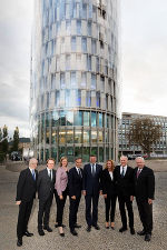 Landesrat Hans Seitinger, SFL-Prokurist Mario Müller, Landesrätin Barbara Eibinger-Miedl, Bürgermeister Siegfried Nagl, Bundesminister Jörg Leichtfried, Birgit Höllwart, Hans Höllwart und Landeshauptmann Hermann Schützenhöfer (v.l.) bei der Eröffnung © Foto: SFL technology; bei Quellenangabe honorarfrei