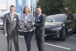 v.l.: Horst Bischof (TU Graz) und LR Eibinger-Miedl übergeben das Steuer an den neuen Alplab GF Thomas Zach. © Magna Steyr v.l.: Horst Bischof (TU Graz) und LR Eibinger-Miedl übergeben das Steuer an den neuen Alplab GF Thomas Zach.