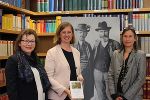 Die beiden Herausgeberinnen Susanne Eichtinger (li.) und Angelika Irgens-Defregger (re.) mit Wissenschaftslandesrätin MMag. Barbara Eibinger-Miedl (Mitte). © Steiermärkische Landesbibliothek
