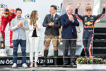 Landeshauptmann Hermann Schützenhöfer gratulierte Red Bull-Pilot Max Verstappen zum Sieg © GEPA pictures/Grebien; bei Quellenangabe honorarfrei Landeshauptmann Hermann Schützenhöfer gratulierte Red Bull-Pilot Max Verstappen zum Sieg