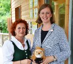 Doris Wolkner-Steinberger (GF Tierwelt Herberstein) und Tourismuslandesrätin Barbara Eibinger-Miedl. © Reinhard Wernbacher