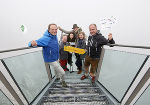 Superwanderer Martina Traisch und Manfred Polansky mittig unten, dann Landesrätin Barbara Eibinger-Miedl (re), (li) Erich Neuhold (GF von Steiermark Tourismus), Georg Bliem li vorne (GF Planai Bahnen), Mathias Schattleitner re vorne (GF Schladming-Dachstein) auf der Treppe ins Nichts am Dachstein beim Start der Wanderroute. © Steiermark Tourismus/Herbert Raffalt