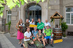 stehend von links: Harmonikaspielerin, Erich Neuhold, GF Steiermark Tourismus, Guido Jaklitsch, Obmann Süd West Steiermark, Landesrätin Barbara Eibinger-Miedl, Helmut Leitenberger (Bgm. Leibnitz), sitzend von links: Weinbauer Assigal, Mutter Traisch, Superwanderin Martina Traisch, Vater Traisch.  © Steiermark Tourismus/Annamaria Muchitsch
