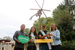 v.l.: Erich Neuhold (GF Steiermark Tourismus), Superwanderer Martina Traisch und Manfred Polansky sowie Tourismuslandesrätin Barbara Eibinger-Miedl im Ziel in Bad Radkersburg. © Steiermark Tourismus/Walter Schmidbauer