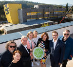 v.l. Tomi Bobinec und Bianca Höller (Studio bleifrei), Harald Strobl (Geschäftsführung Strobl Bau-Holzbau), Barbara Eibinger-Miedl (Wirtschaftslandesrätin), Ernestine Kulmer (Studio bleifrei), Margit und Simon Strobl (Strobl Bau-Holzbau), Eberhard Schrempf (Creative Industries Styria). © CIS/Lunghammer v.l. Tomi Bobinec und Bianca Höller (Studio bleifrei), Harald Strobl (Geschäftsführung Strobl Bau-Holzbau), Barbara Eibinger-Miedl (Wirtschaftslandesrätin), Ernestine Kulmer (Studio bleifrei), Margit und Simon Strobl (Strobl Bau-Holzbau), Eberhard Schrempf (Creative Industries Styria).