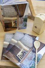 Das präsentierte Holzbaubuch mit dem Titel "Bauen für Menschen und Klima" © Jimmy Lunghammer Das präsentierte Holzbaubuch mit dem Titel "Bauen für Menschen und Klima" © Jimmy Lunghammer