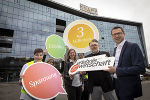 Wirtschaftslandesrätin Barbara Eibinger-Miedl, CIS-Geschäftsführer Eberhard Schrempf und KNAPP-CFO Christian Grabner mit Schülerinnen und Schülern des ORG der Schulschwestern Graz Eggenberg. © Creative Industries Styria/Lunghammer Wirtschaftslandesrätin Barbara Eibinger-Miedl, CIS-Geschäftsführer Eberhard Schrempf und KNAPP-CFO Christian Grabner mit Schülerinnen und Schülern des ORG der Schulschwestern Graz Eggenberg.