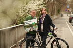 Tourismuslandesrätin Barbara Eibinger-Miedl und Erich Neuhold, GF Steiermark Tourismus, zum Radauftakt am Mur-Radweg in Graz.