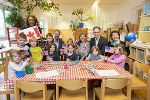 Freuen sich über das 1.500 Kind, dass das Angebot der English Native Speaker in steirischen Kindergärten in Anspruch genommen hat: CINT-Vizepräsident Jürgen Roth, die beiden Landesrätinnen Barbara Eibinger-Miedl und Ursula Lackner sowie Stadtrat Kurt Hohensinner und Native Speakerin & Teacherin Norma van Laer. © Fischer Freuen sich über das 1.500 Kind, dass das Angebot der English Native Speaker in steirischen Kindergärten in Anspruch genommen hat: CINT-Vizepräsident Jürgen Roth, die beiden Landesrätinnen Barbara Eibinger-Miedl und Ursula Lackner sowie Stadtrat Kurt Hohensinner und Native Speakerin & Teacherin Norma van Laer.