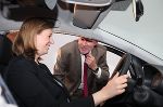 Landesrätin Barbara Eibinger-Miedl und Jost Bernasch beim neuen Human Centered Driving Simulator. © VIRTUAL VEHICLE Landesrätin Barbara Eibinger-Miedl und Jost Bernasch beim neuen Human Centered Driving Simulator.