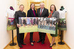 LH Hermann Schützenhöfer und LR Barbara Eibinger-Miedl präsentieren gemeinsam mit Monika Primas (Volkskultur Steiermark) und Erich Neuhold (Steiermark Tourismus) das weibliche Pendant zum beliebten steirischen Wadlfoto. 