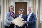 Wirtschaftslandesrätin Barbara Eibinger-Miedl (l.) und ProHolz-Obmann Paul Lang (r.) mit dem neuen Geschäftsführer des Holzcluster Steiermark Christian Tippelreither.