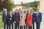 v.l.: Karlheinz Rüdisser (Landesstatthalter Vorarlberg), Patrizia Zoller-Frischauf (Wirtschaftslandesrätin Tirol), Barbara Eibinger-Miedl (Wirtschaftslandesrätin Steiermark), Peter Hanke (Wirtschaftsstadtrat Wien), Margarete Schramböck (Wirtschaftsministerin), Wilfried Haslauer (Landeshauptmann Salzburg), Petra Bohuslav (Wirtschaftslandesrätin Niederösterreich), Sebastian Schuschnig (Wirtschaftslandesrat Kärnten), Markus Achleitner (Wirtschaftslandesrat Oberösterreich).