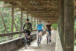 Superradler Martin Kubanek, Landesrätin Barbara Eibinger-Miedl und Steiermark Tourismus-Geschäftsführer Erich Neuholdmit am Murradweg bei Judenburg.