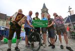 2. Bernd Pfandl/TV Fisching, Trekking-Superradler Martin Kubanek Landesrätin Barbara Eibinger-Miedl, Steiermark Tourismus-Geschäftsführer Erich Neuhold mit Musikern am Judenburger Hauptplatz zur Superradler-Halbzeit.