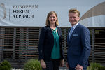 Landesrätin Barbara Eibinger-Miedl und innoregio Vorsitzender Georg Knill präsentieren steirisches Know-how in Alpbach. © innoregio/APA Fotoservice/M. Prantl