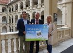 Landesrat Lang unterstützt auch heuer wieder die vom Klimabündnis koordinierte Mobilitätswoche. V.l.n.r.: Friedrich Hofer (Klimabündnis Steiermark), Landesrat Anton Lang und Andrea Gössinger-Wieser (Klimaschutzkoordinatorin Land Steiermark). © Klimabündnis Steiermark Landesrat Lang unterstützt auch heuer wieder die vom Klimabündnis koordinierte Mobilitätswoche. V.l.n.r.: Friedrich Hofer (Klimabündnis Steiermark), Landesrat Anton Lang und Andrea Gössinger-Wieser (Klimaschutzkoordinatorin Land Steiermark). © Klimabündnis Steiermark