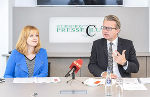 Gesundheits- und Pflegelandesrat Christopher Drexler wünscht der neuen PatientInnen- und Pflegeombudsfrau Michaela Wlattnig alles Gute für ihre neue Aufgabe. © Foto Fischer; bei Quellenangabe honorarfrei Gesundheits- und Pflegelandesrat Christopher Drexler wünscht der neuen PatientInnen- und Pflegeombudsfrau Michaela Wlattnig alles Gute für ihre neue Aufgabe. © Foto Fischer; bei Quellenangabe honorarfrei