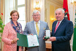 Wirtschaftslandesrätin Barbara Eibinger-Miedl und Landeshauptmann Hermann Schützenhöfer gratulierten Berry Wiersum zum Großen Goldenen Ehrenzeichen des Landes Steiermark.