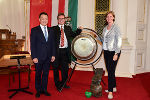 Wan Jie Chen, Leiter des Konfuzius-Instituts an der Universität Graz, Vizerektor Martin Polaschek und Landesrätin Barbara Eibinger-Miedl (v.l.) bei der Präsentation der Video-Clips des Projekts "Steiermark trifft China" in der Aula der Universität Graz. © Uni Graz/Pichler Wan Jie Chen, Leiter des Konfuzius-Instituts an der Universität Graz, Vizerektor Martin Polaschek und Landesrätin Barbara Eibinger-Miedl (v.l.) bei der Präsentation der Video-Clips des Projekts "Steiermark trifft China" in der Aula der Universität Graz.