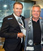 Sportlandesrat Anton Lang und Sturm-Präsident Christian Jauk freuen sich über die neue Frauenfußball-Akademie - Sturm Graz.