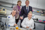 Studierende des Bachelorstudiengangs Nachhaltiges Lebensmittelmanagement gemeinsam im Extraktionslabor mit Stadtrat Günter Riegler und Landesrätin Barbara Eibinger-Miedl. © FHJ/Manfred Terler Studierende des Bachelorstudiengangs Nachhaltiges Lebensmittelmanagement gemeinsam im Extraktionslabor mit Stadtrat Günter Riegler und Landesrätin Barbara Eibinger-Miedl.