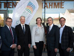 v.l.n.r.: Hans-Peter Rucker (Geschäftsführer Landesholding Burgenland), Paul Hartmann (Direktor MATERIALS), Barbara Eibinger-Miedl (Landesrätin für Wirtschaft, Tourismus, Europa, Wissenschaft und Forschung), Wolfgang Pribyl (Geschäftsführer JOANNEUM RESEARCH) und Erwin Eggenreich (Bürgermeister Weiz). © JOANNEUM RESEARCH/Bernhard Bergmann